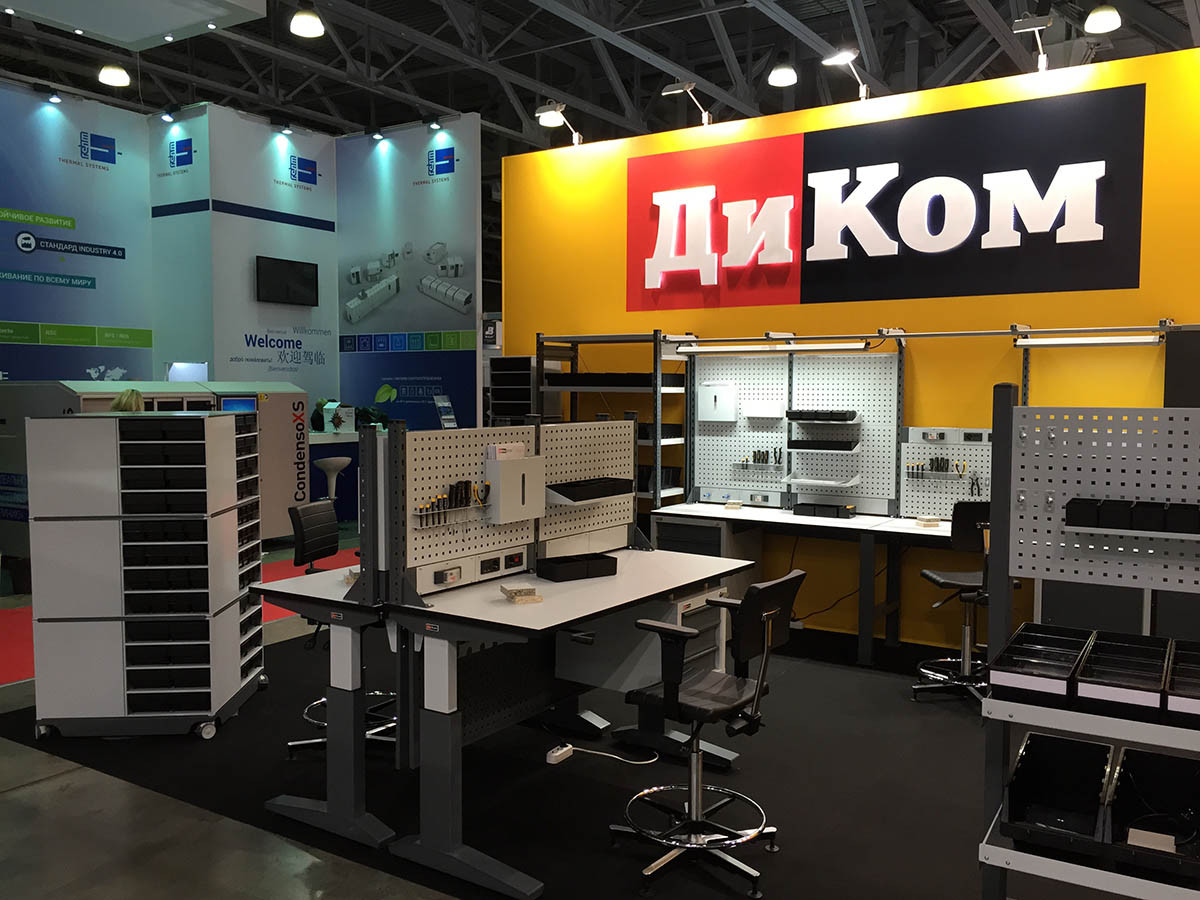 Монтажные столы ESD и кассетница ESD. На заднем плане — верстаки и стеллажи ESD. Cправа — фрагмент подкатной стойки и ящики ESD